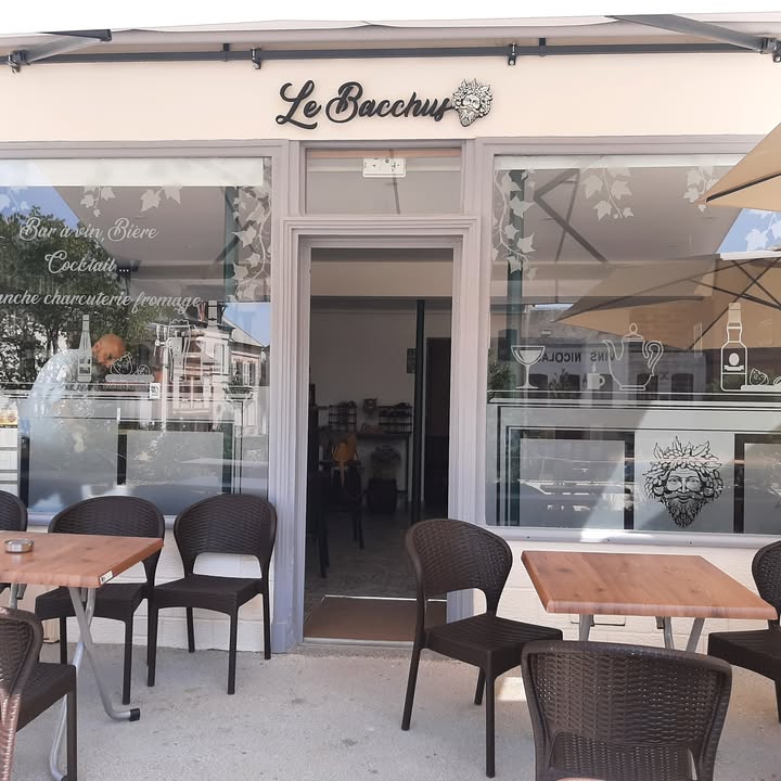 La façade du Bacchus avec sa terrasse, ses tables en bois et ses chaises tressées